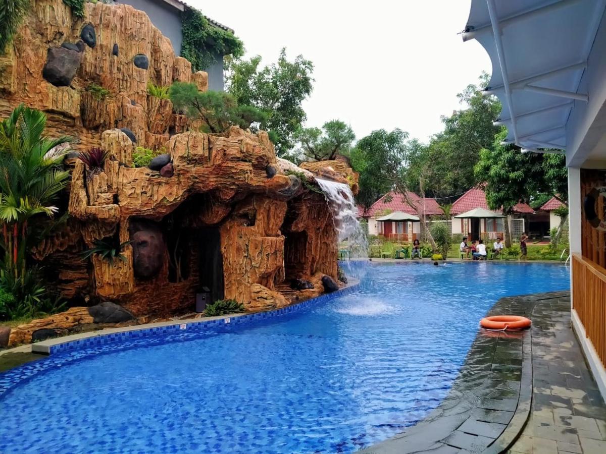 Long Beach Hotel Pangandaran Exteriör bild